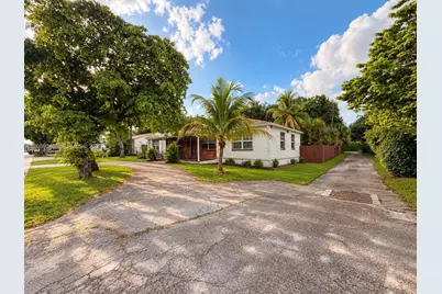 1526 NE 135th St, North Miami, FL 33161 - Photo 2