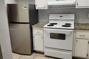 1638 SE Embassy Dr, West Palm Beach, FL 33401 - Photo 2