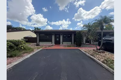2321 Poinsetta Ct, Pembroke Pines, FL 33026 - Photo 4