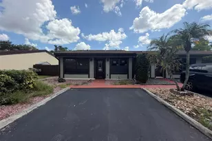 2321 Poinsetta Ct, Pembroke Pines, FL 33026 - Photo 4