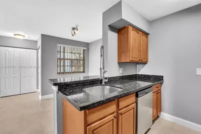 2820 N Oakland Forest Dr #102, Oakland Park, FL 33309 - Photo 6