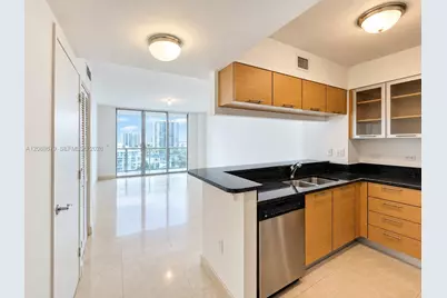 31 SE 5th St #1805, Miami, FL 33131 - Photo 2
