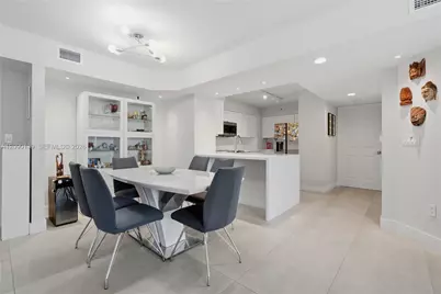 1155 Brickell Bay Dr #704, Miami, FL 33131 - Photo 2