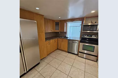 1000 Parkview Dr #124, Hallandale Beach, FL 33009 - Photo 10