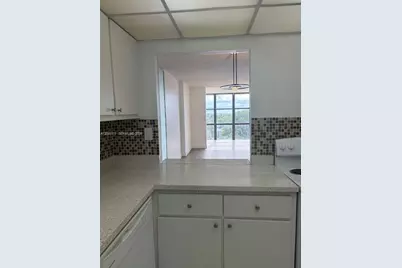 1000 Parkview Dr #605, Hallandale Beach, FL 33009 - Photo 8