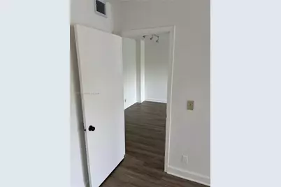 7900 N Camino Cir #308, Miami, FL 33143 - Photo 4