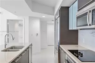 55 SE 6th St, Miami, FL 33131 - Photo 6
