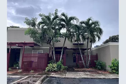 11010 Clubhouse Rd, Pembroke Pines, FL 33026 - Photo 2
