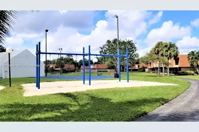 1724 SW 110th Ter, Davie, FL 33324 - Photo 44