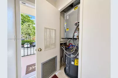300 Berkley Rd #203, Hollywood, FL 33024 - Photo 6