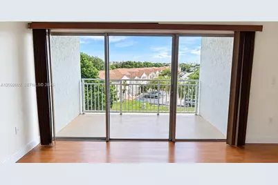 9372 Fontainebleau Blvd #L-402, Miami, FL 33172 - Photo 6