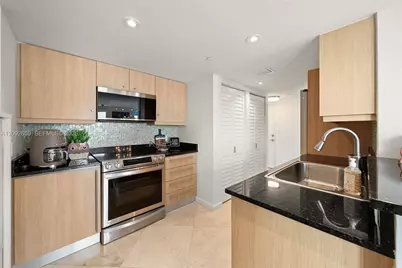 7600 Collins Ave #1012, Miami Beach, FL 33141 - Photo 12