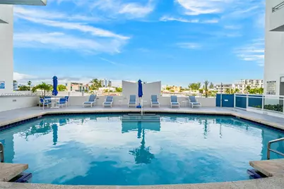 7600 Collins Ave #1012, Miami Beach, FL 33141 - Photo 30