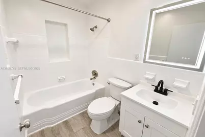 599 NE 35th St, Oakland Park, FL 33334 - Photo 30