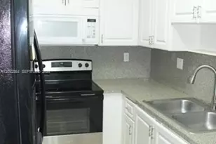 10666 SW 7th St, Pembroke Pines, FL 33025 - Photo 4