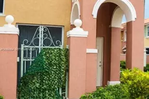 10666 SW 7th St, Pembroke Pines, FL 33025 - Photo 2
