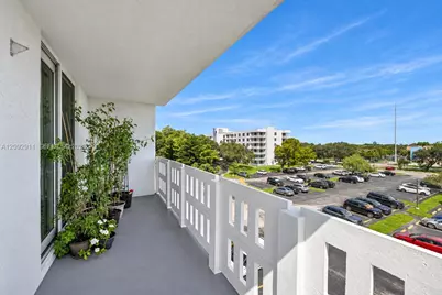 919 Hillcrest Dr #401, Hollywood, FL 33021 - Photo 4