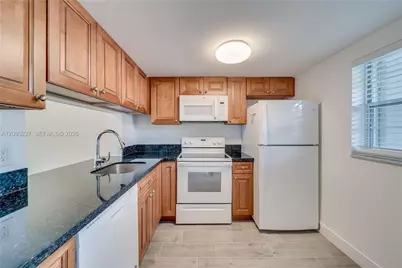 9230 Lagoon Pl #111, Davie, FL 33324 - Photo 4