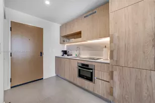 11 NE 6th St, Miami, FL 33132 - Photo 4
