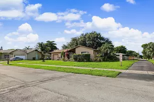 908 Cardinal Pl, Homestead, FL 33035 - Photo 2