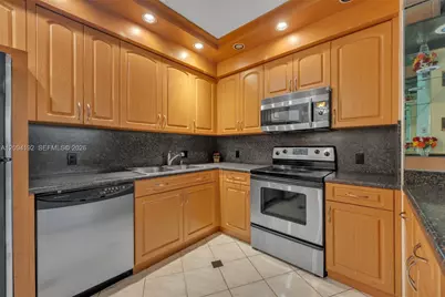 20281 E Country Club Dr #305, Aventura, FL 33180 - Photo 6