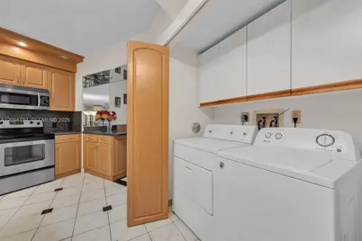 20281 E Country Club Dr #305, Aventura, FL 33180 - Photo 8