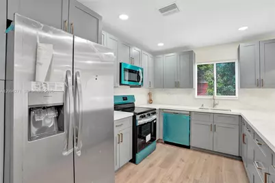8741 SW 10th St, Pembroke Pines, FL 33025 - Photo 12