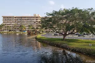 250 Jacaranda Dr, Plantation, FL 33324 - Photo 1