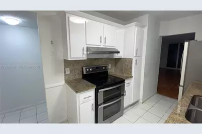 250 Jacaranda Dr #305, Plantation, FL 33324 - Photo 2