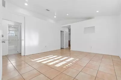 10124 NW 127th Ter, Hialeah Gardens, FL 33018 - Photo 6
