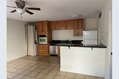 637 Executive Center Dr #N103, West Palm Beach, FL 33401 - Photo 2
