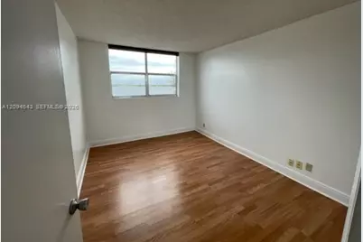 470 Executive Center Dr #2E, West Palm Beach, FL 33401 - Photo 2