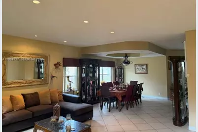 1021 NW 185th Ave, Pembroke Pines, FL 33029 - Photo 6