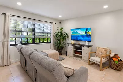 1046 NW 107th Ave, Pembroke Pines, FL 33026 - Photo 8