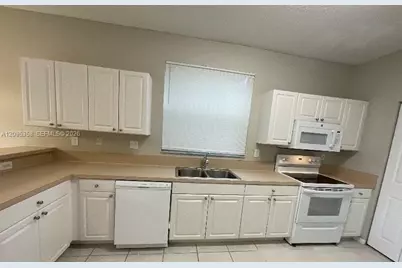 11867 SW 7th St, Pembroke Pines, FL 33025 - Photo 6