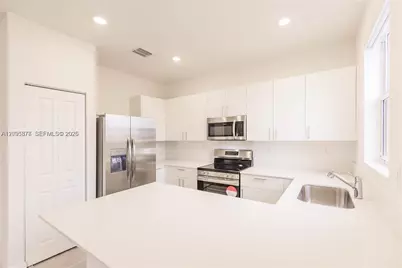 2519 SE 29th St, Homestead, FL 33035 - Photo 2