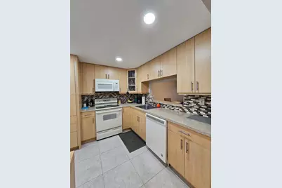 1000 Colony Point Cir #522, Pembroke Pines, FL 33026 - Photo 2