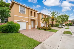916 NW 135th Terrace, Pembroke Pines, FL 33028 - Photo 2