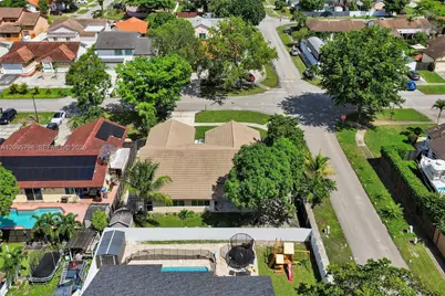 20102 NW 62nd Ave, Hialeah, FL 33015 - Photo 42