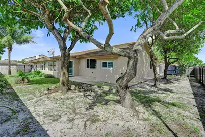 20102 NW 62nd Ave, Hialeah, FL 33015 - Photo 38