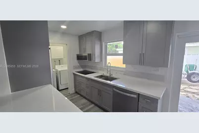 320 N 70th Ter, Hollywood, FL 33024 - Photo 2