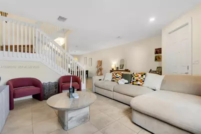 10615 W 34th Ct, Hialeah, FL 33018 - Photo 8