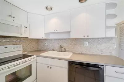 300 Oregon St #407, Hollywood, FL 33019 - Photo 10