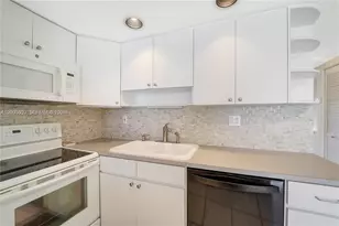 300 Oregon St, Hollywood, FL 33019 - Photo 10