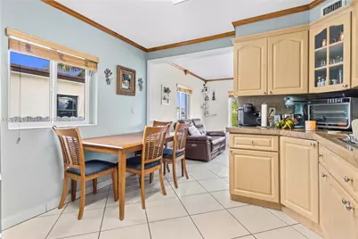 326 E 44th St, Hialeah, FL 33013 - Photo 10