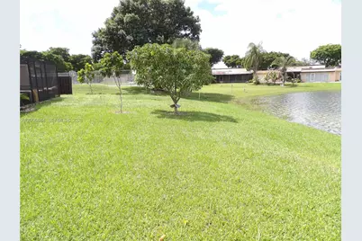 19406 E Lake Dr, Hialeah, FL 33015 - Photo 40