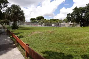 19406 E Lake Dr, Hialeah, FL 33015 - Photo 42
