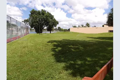 19406 E Lake Dr, Hialeah, FL 33015 - Photo 46
