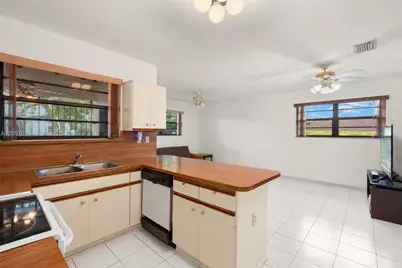 10980 SW 38th St, Miami, FL 33165 - Photo 12