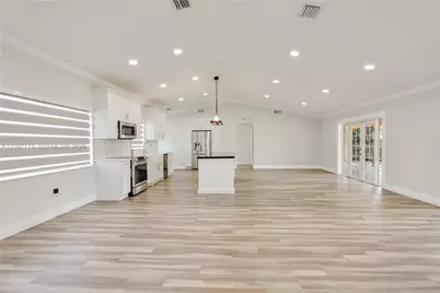 6320 NW 199th St #N/A, Hialeah, FL 33015 - Photo 8